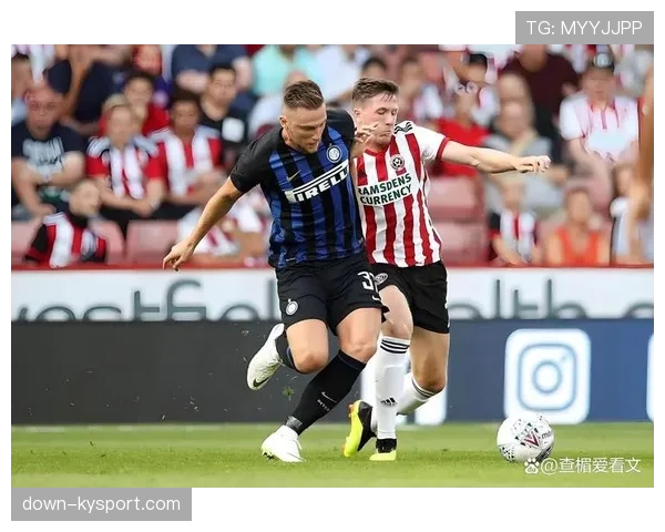 特写：终场哨响，确定降级的谢菲联队长在球场中圈长久伫立